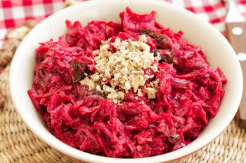salát s řepou a ořechy